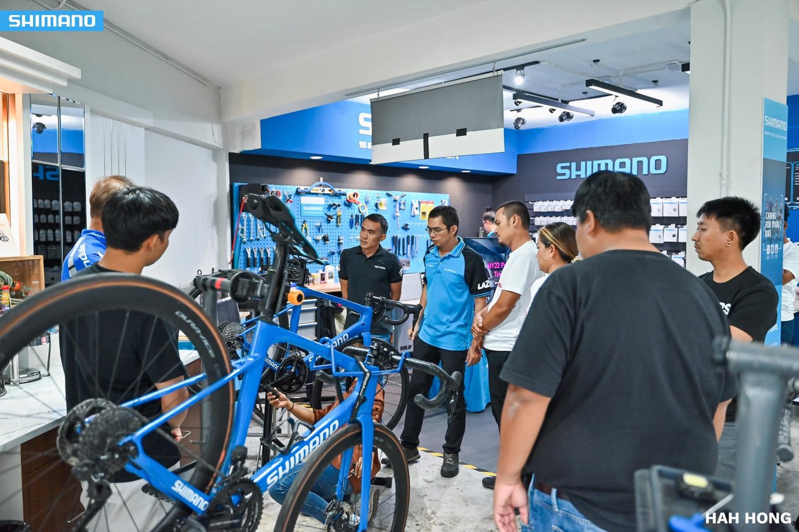ลูกค้าได้รับคำปรึกษาจักรยานที่ตู้ Shimano พงศ์ไบค์