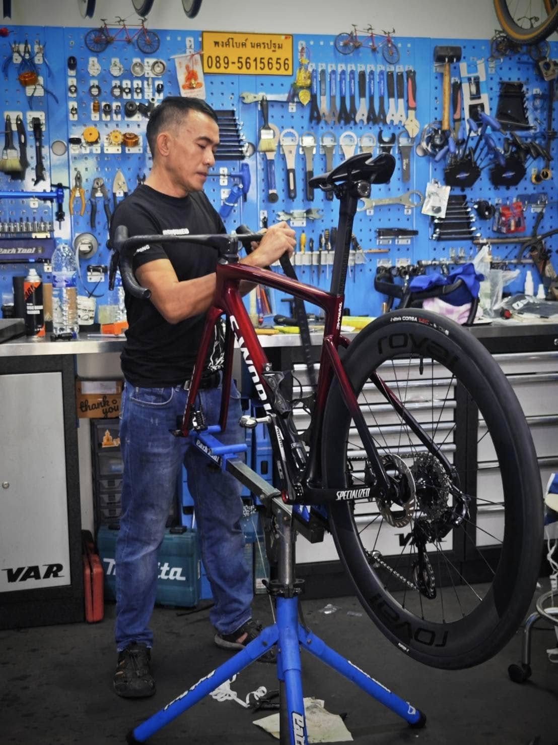 พี่พงศ์ประกอบจักรยาน Specialized บนแท่นเซอร์วิส