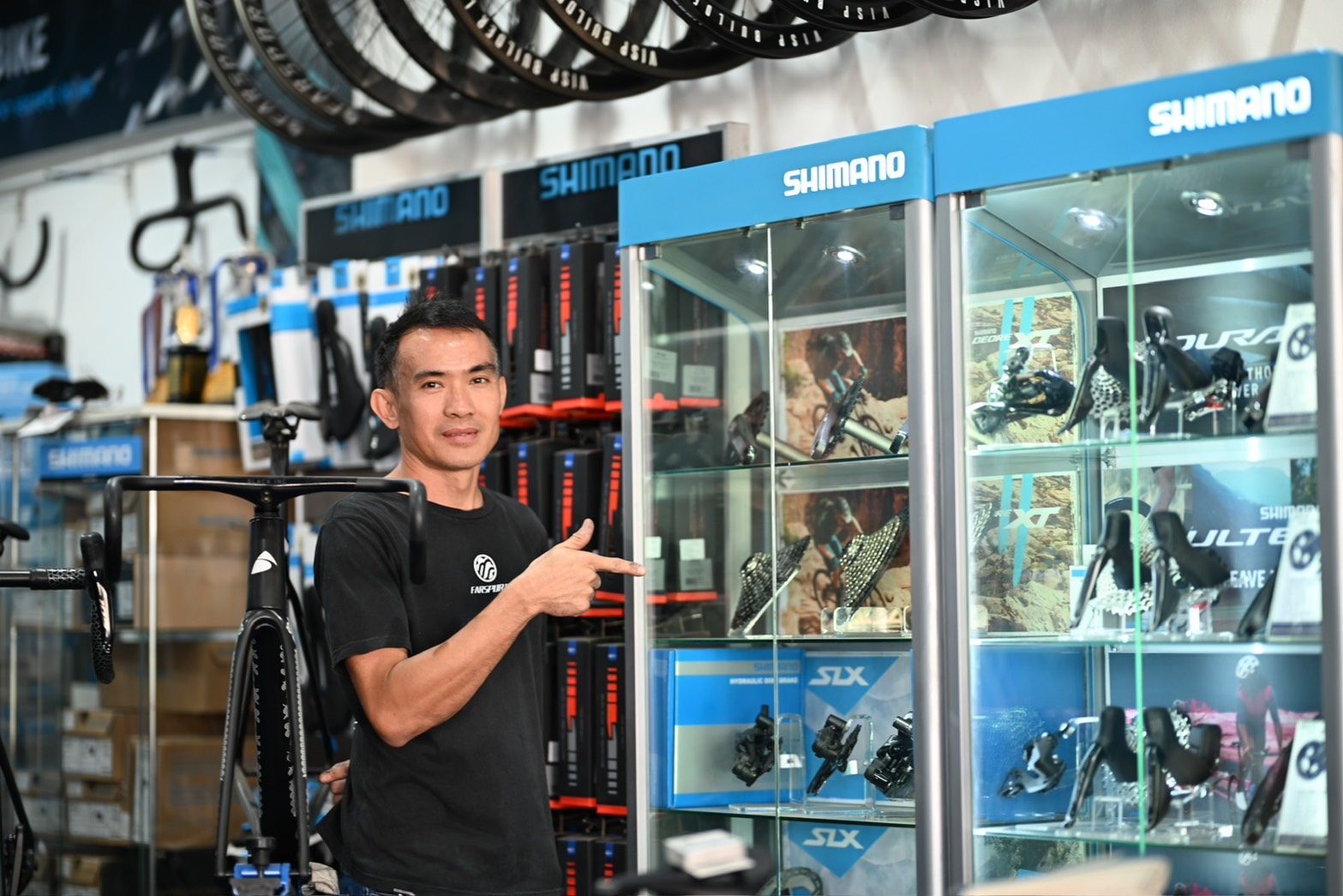 พี่พงศ์ที่ตู้โชว์ชุดขับ Shimano XTR Ultegra