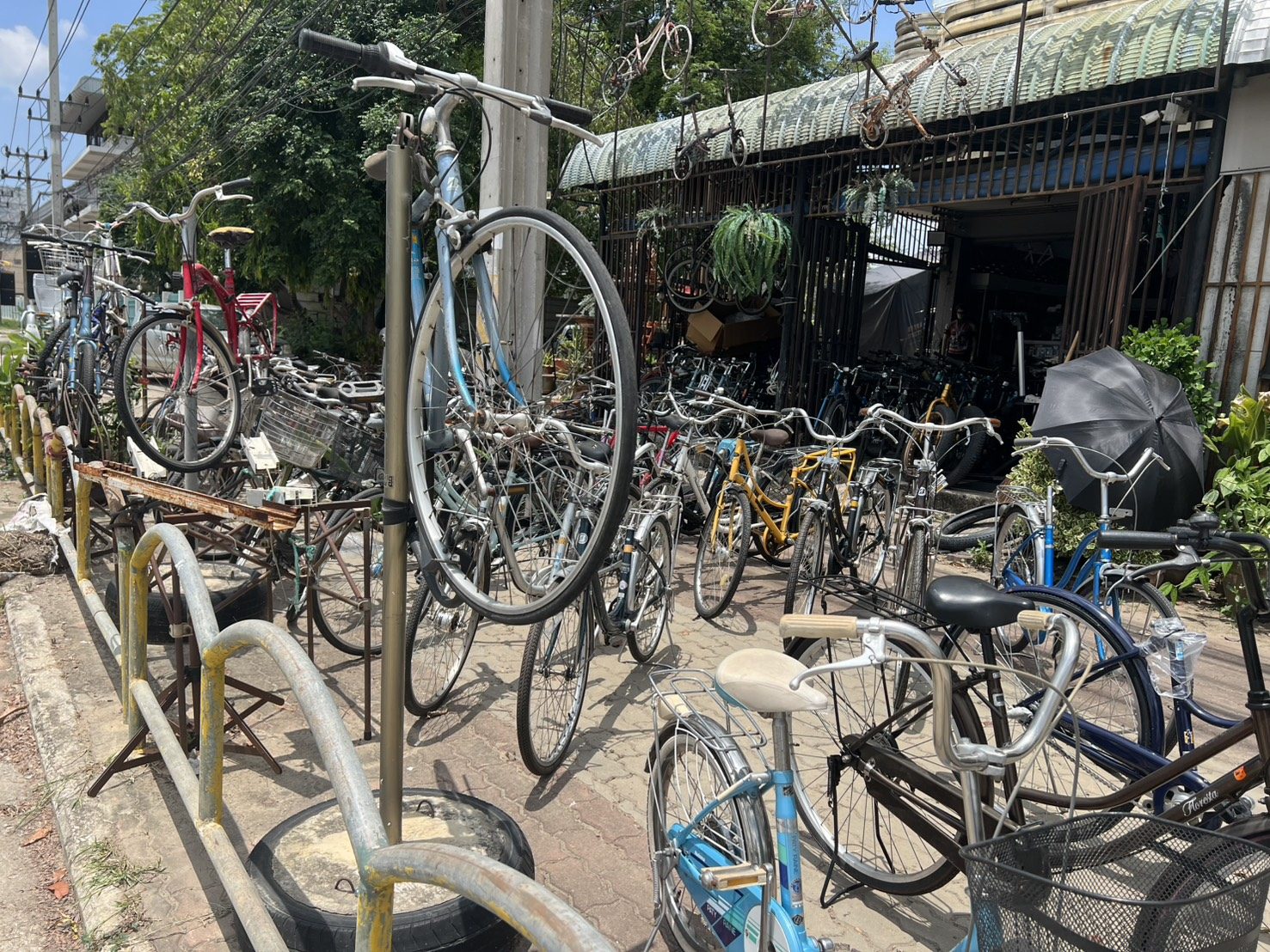 จักรยานแม่บ้านและวินเทจหน้าร้านพงศ์ไบค์