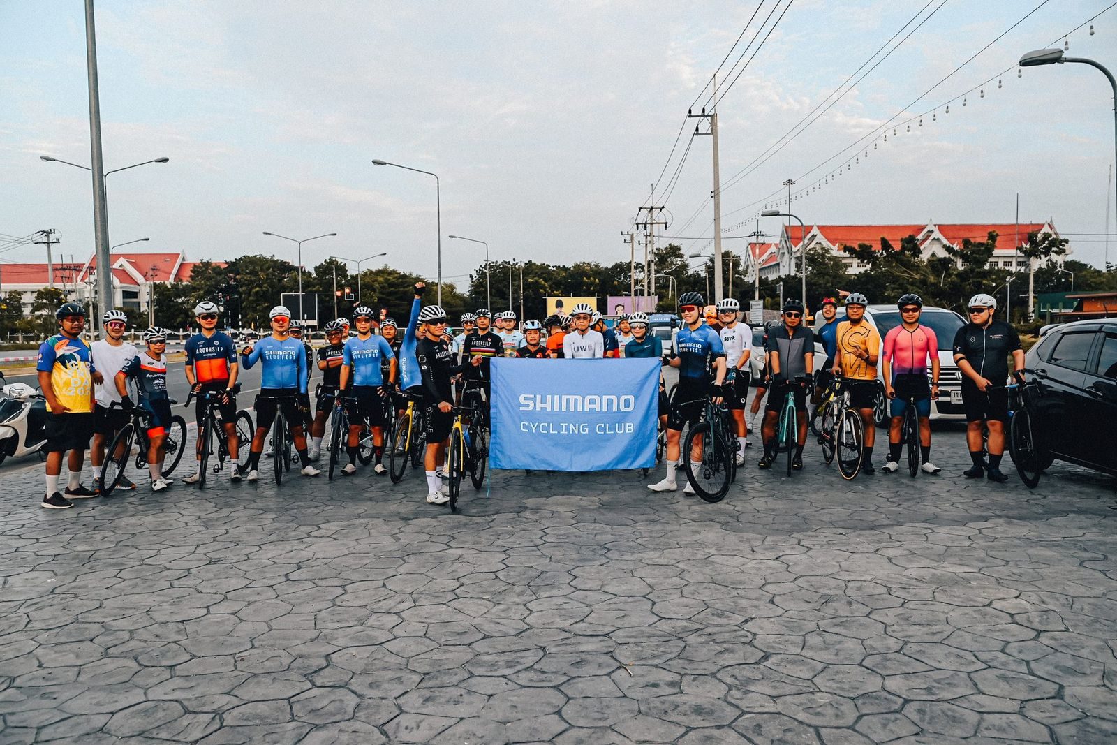 กลุ่มนักปั่น Shimano Cycling Club กับ PONG BIKE รวมตัวหน้าศาลากลางนครปฐม