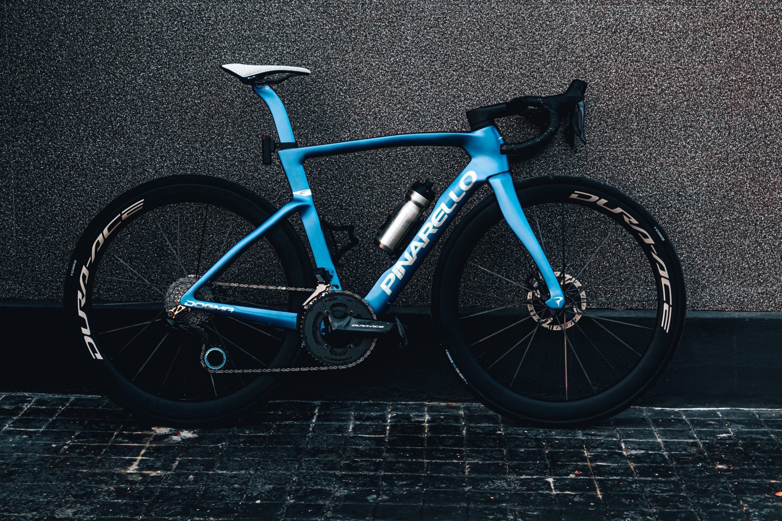 Pinarello Dogma F กับ Dura-Ace C50 จอดข้างกำแพง