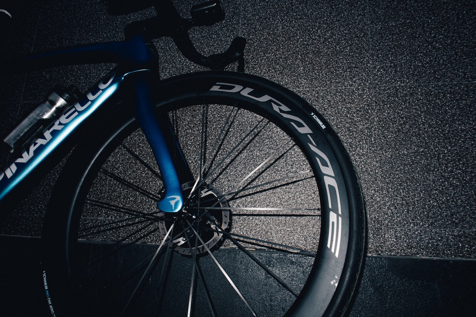 รายละเอียดใกล้ล้อ Dura-Ace C50 บน Pinarello