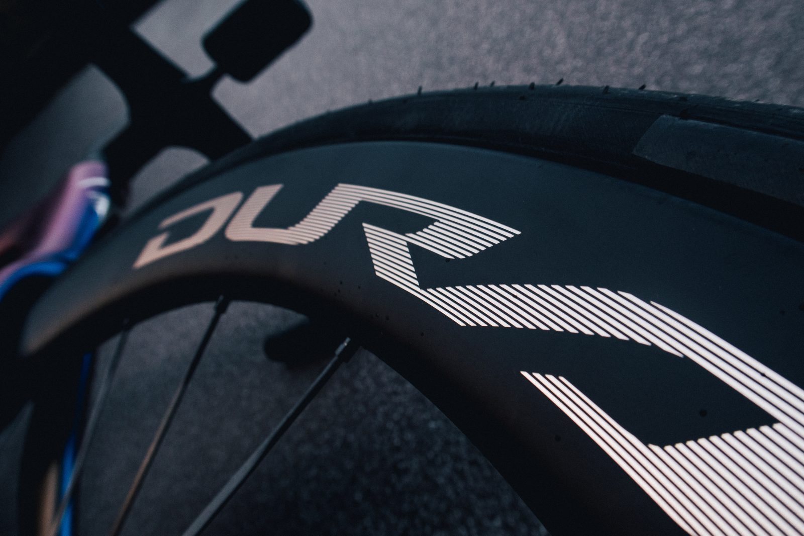 Pinarello Dogma F สีฟ้า กับล้อ Dura-Ace C50