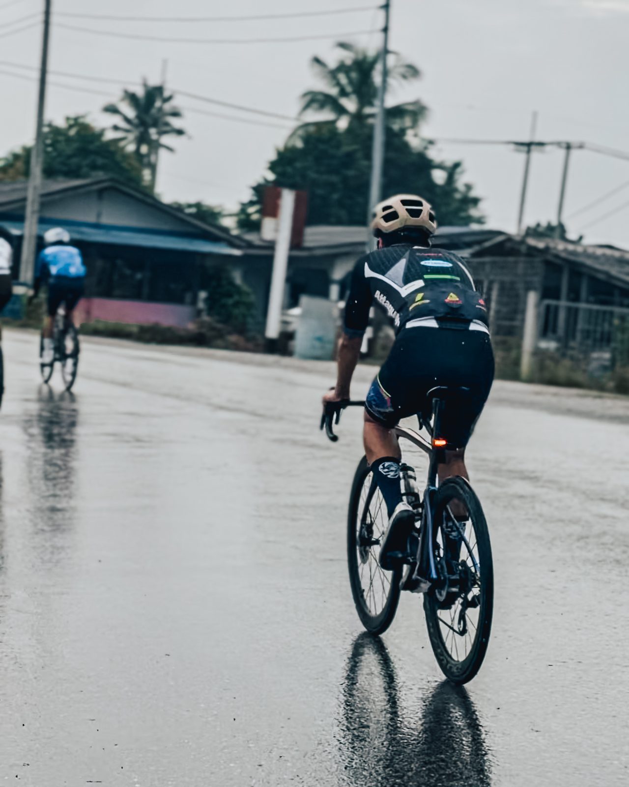 นักปั่นหลังทริปทดสอบ Dura-Ace C50 บนถนนเปียก