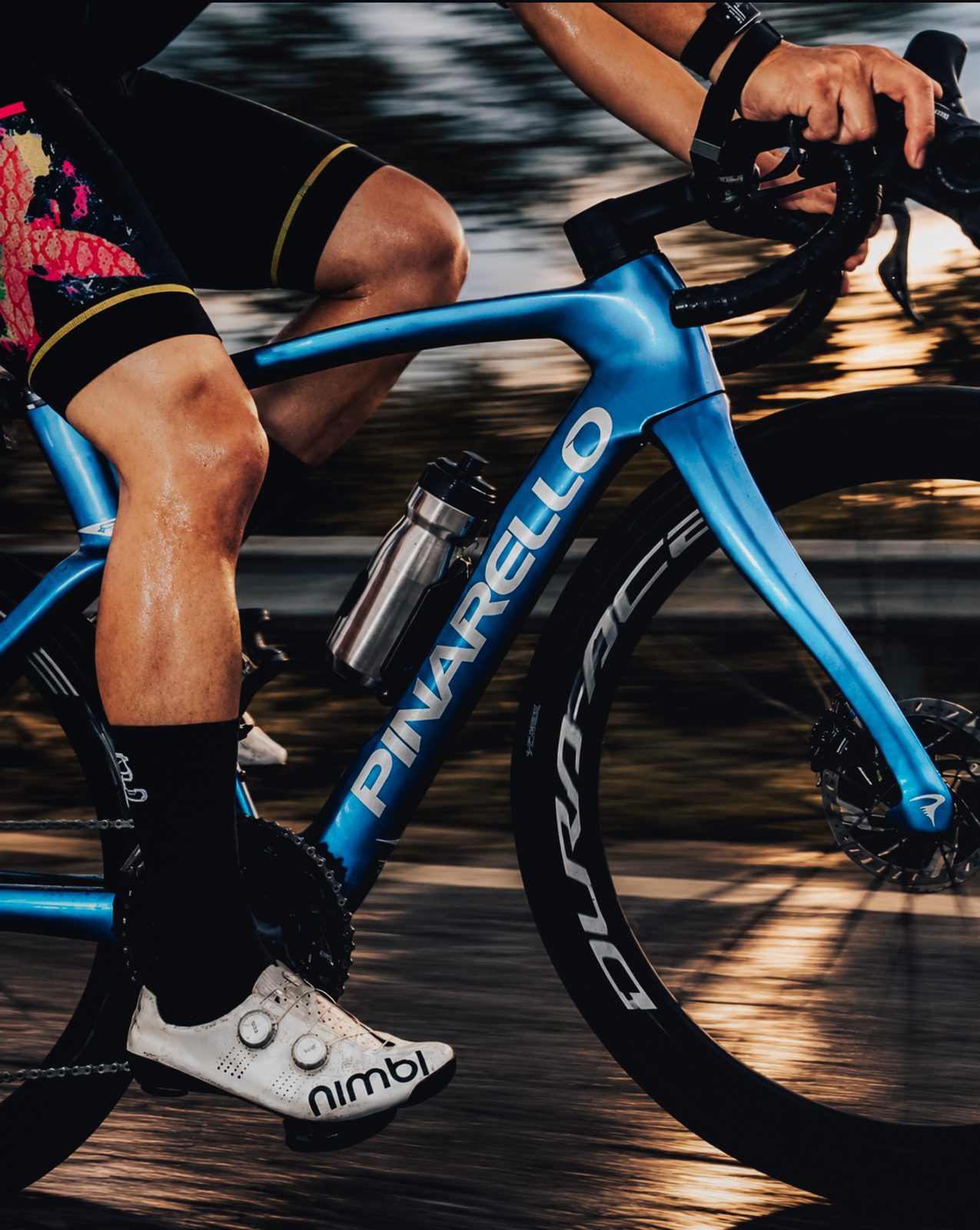 Pinarello Dogma F กับ Dura-Ace C50 รุ่นใหม่ ช่วง golden hour บนถนนเปียก
