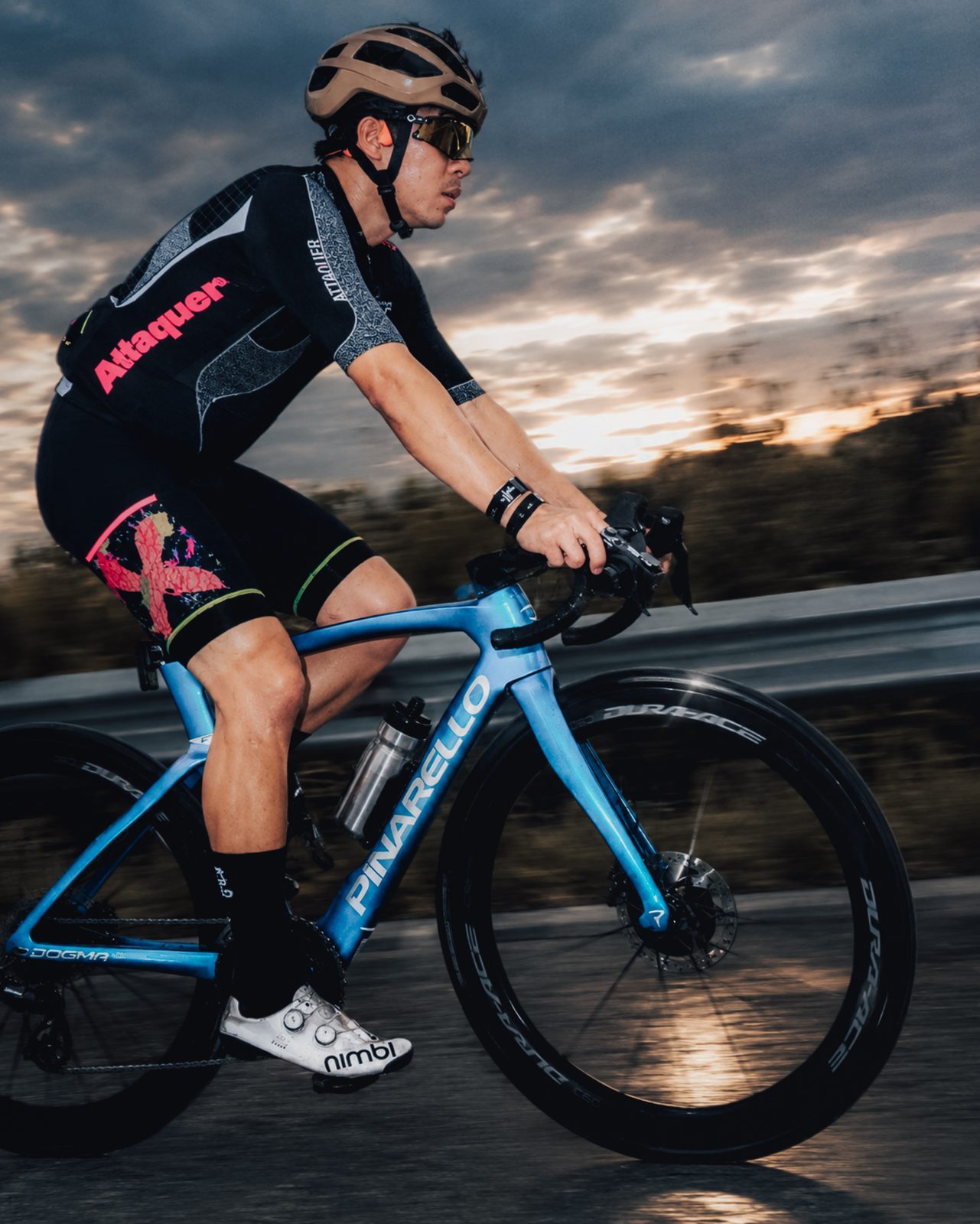 นักปั่น Pinarello Dogma F กับ Dura-Ace C50 ช่วงพระอาทิตย์ตก